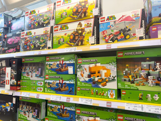 Fototapeta premium BELO HORIZONTE, MG, BRAZIL – NOVEMBER, 17, 2025: LEGO Super Mario, Minecraft, and Speed Champions sets displayed for sale on shelves in a retail store.