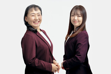 シンプルな背景と笑顔のビジネスウーマン