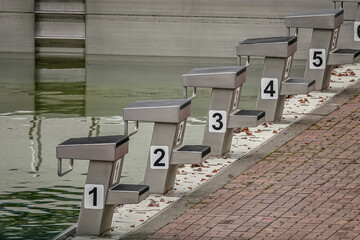 durchnummerierte Startsockel im Freibad