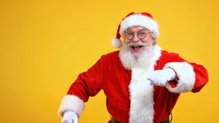 Naklejka premium Santa Claus joyfully celebrating with a bright smile against a vibrant yellow background, getting ready for Christmas festivities with excitement and cheer