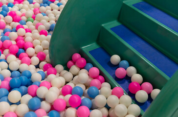Children's entertainment center dry pool with balls