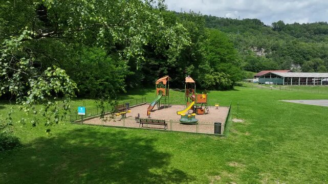 Aire de jeux d'enfant 