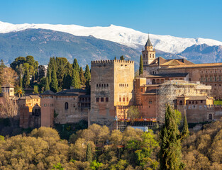 Obraz premium Alhambra palace and gardens with Sierra Nevada mountains at background, Granada, Spain