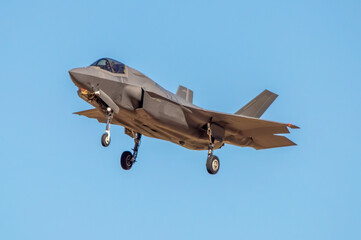 Aterrizaje de avión militar moderno