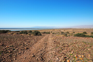 Wanderweg im Naturpark Cabo de Gata-N&iacute;jar mit einem Blick auf die Salinen von Cabo de Gata in der Provinz Almer&iacute;a in Andalusien, Spanien