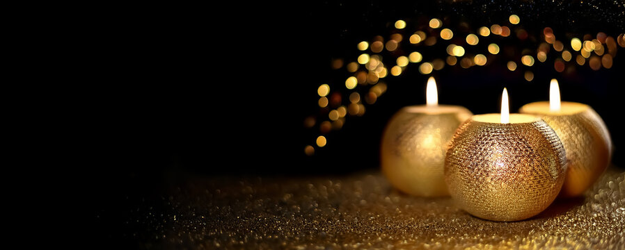 Candele natalizie in oro su sfondo notturno luminoso e magico