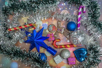 Adornos navide&ntilde;os en plano cenital sobre fondo de bokeh