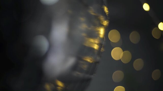 Luces intermitentes doradas con desenfoque de bokeh