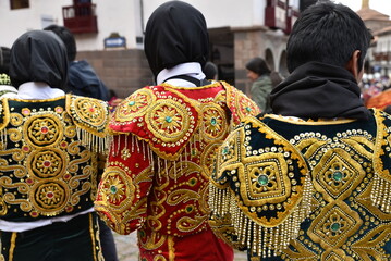Parade festive en habit de lumière à Cusco. Pérou	