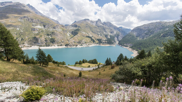 Le lac du Chevril est un lac artificiel situ&eacute; en France sur la commune de Tignes, dans le d&eacute;partement de la Savoie en r&eacute;gion Auvergne-Rh&ocirc;ne-Alpes. Il vient de la cr&eacute;ation du barrage du Chevril