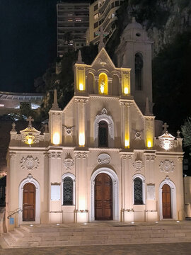 Vue de Monaco et Monte Carlo de nuit avec l'&eacute;glise de San devote