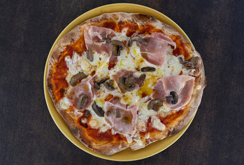 Italian pizza with ham, mushroom and cheese topping