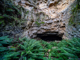 Gesteinsschichten um eine Höhle im Muschelkalk