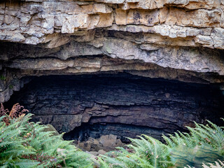 Gesteinsschichten um eine Höhle im Muschelkalk