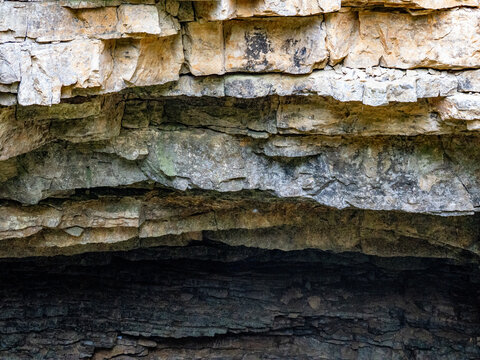 Gesteinsschichten um eine H&ouml;hle im Muschelkalk