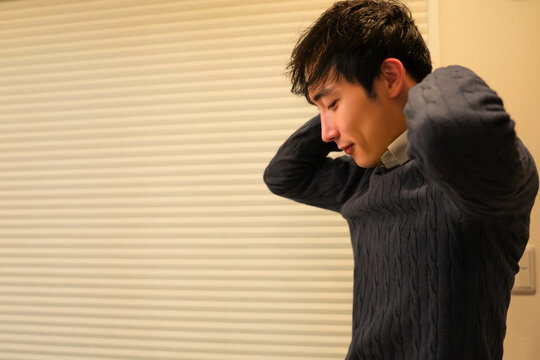 替えをするビジネスマンの若い男性