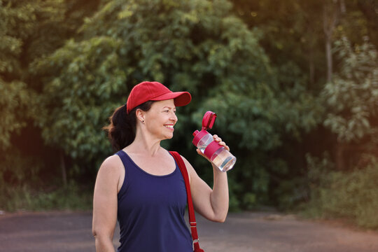 mulher bebendo &aacute;gua ap&oacute;s exerc&iacute;cio f&iacute;sico, maturidade ativa, pausa para hidrata&ccedil;&atilde;o