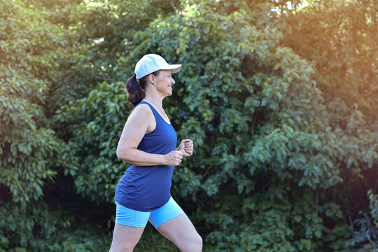 corredora mulher, atleta amadora praticando corrida ao ar livre, estilo de vida saudável e ativo, envelhecimento com saúde