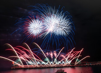 Feu d'artifice dans le port Hercule en Principaut&eacute; de Monaco &agrave; l'occasion de la f&ecirc;te nationale