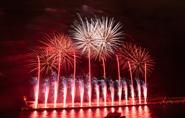 Feu d'artifice dans le port Hercule en Principaut&eacute; de Monaco &agrave; l'occasion de la f&ecirc;te nationale