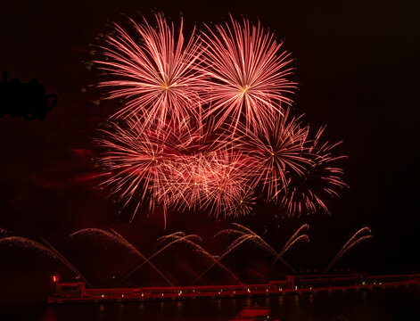 Feu d'artifice dans le port Hercule en Principaut&eacute; de Monaco &agrave; l'occasion de la f&ecirc;te nationale