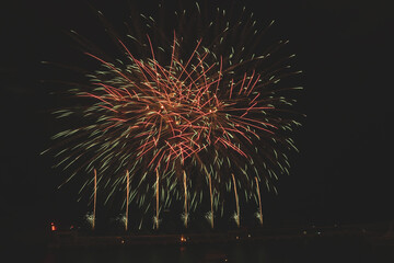 Feu d'artifice dans le port Hercule en Principauté de Monaco à l'occasion de la fête nationale