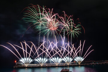 Feu d'artifice dans le port Hercule en Principaut&eacute; de Monaco &agrave; l'occasion de la f&ecirc;te nationale