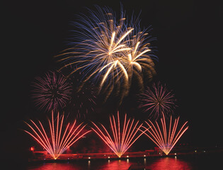Feu d'artifice dans le port Hercule en Principaut&eacute; de Monaco &agrave; l'occasion de la f&ecirc;te nationale