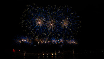 Feu d'artifice dans le port Hercule en Principaut&eacute; de Monaco &agrave; l'occasion de la f&ecirc;te nationale