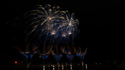 Feu d'artifice dans le port Hercule en Principaut&eacute; de Monaco &agrave; l'occasion de la f&ecirc;te nationale