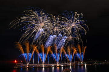 Feu d'artifice dans le port Hercule en Principaut&eacute; de Monaco &agrave; l'occasion de la f&ecirc;te nationale