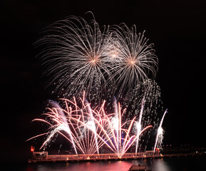 Feu d'artifice dans le port Hercule en Principaut&eacute; de Monaco &agrave; l'occasion de la f&ecirc;te nationale