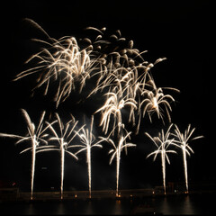 Feu d'artifice dans le port Hercule en Principaut&eacute; de Monaco &agrave; l'occasion de la f&ecirc;te nationale