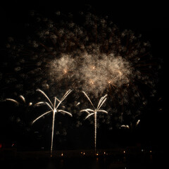 Feu d'artifice dans le port Hercule en Principaut&eacute; de Monaco &agrave; l'occasion de la f&ecirc;te nationale