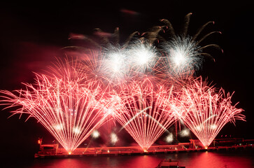 Feu d'artifice dans le port Hercule en Principaut&eacute; de Monaco &agrave; l'occasion de la f&ecirc;te nationale