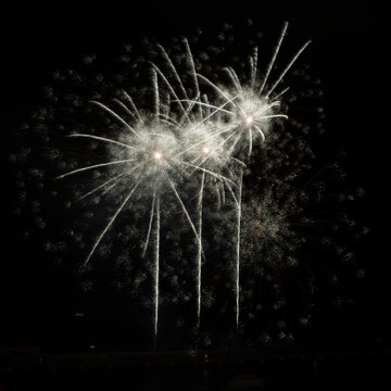 Feu d'artifice dans le port Hercule en Principaut&eacute; de Monaco &agrave; l'occasion de la f&ecirc;te nationale