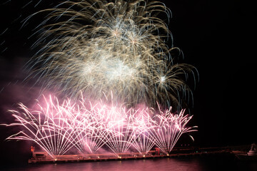 Feu d'artifice dans le port Hercule en Principaut&eacute; de Monaco &agrave; l'occasion de la f&ecirc;te nationale