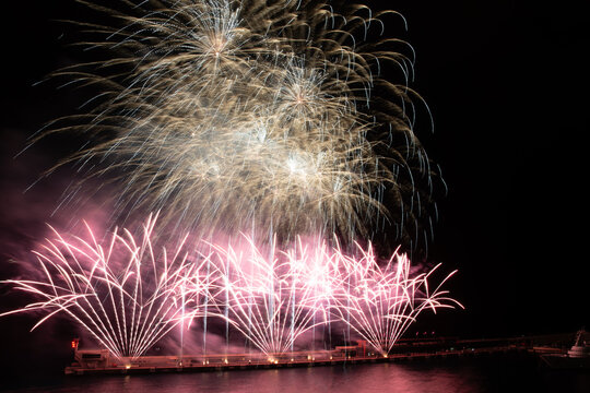 Feu d'artifice dans le port Hercule en Principaut&eacute; de Monaco &agrave; l'occasion de la f&ecirc;te nationale