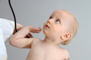 Doctor and Infant Interaction During Child Health Evaluation