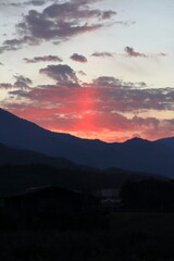 山に沈む夕日
