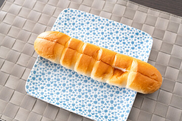 斜め構図で並べた北海道練乳ロールの爽やかテーブル写真