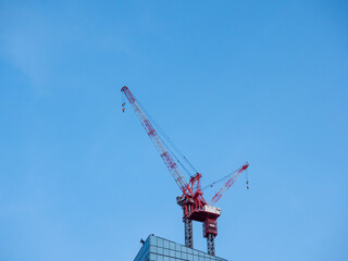 建設中のビル屋上のクレーン