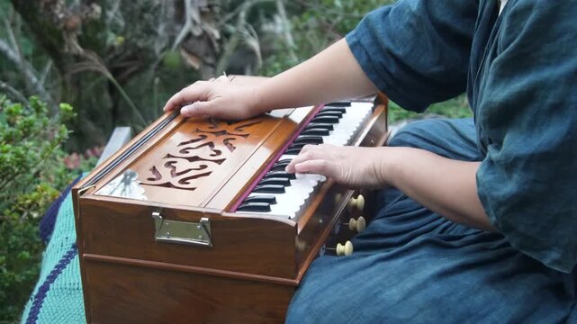 ハルモニウムの演奏をする女性
