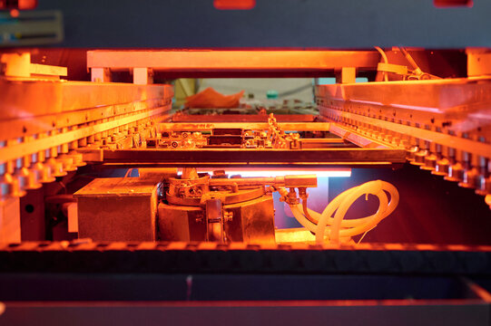 Reflow soldering stage for surface mounting of printed circuit boards in an electronics manufacturing facility