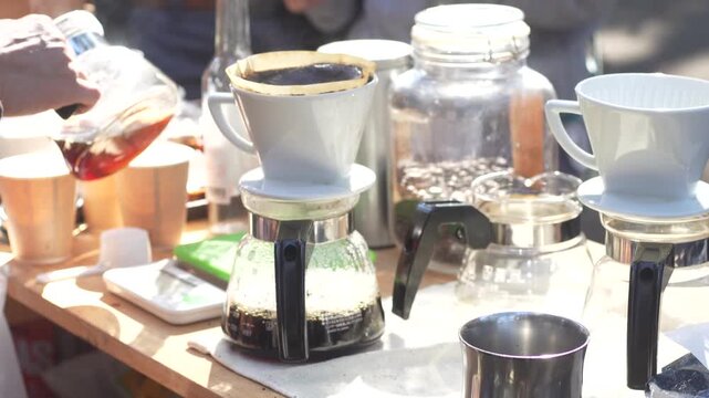 焼き芋を作る男性