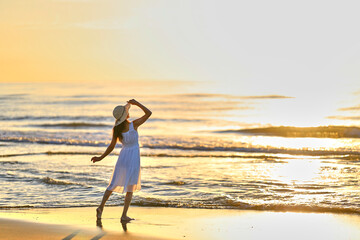 夕焼けの海を眺める彼女