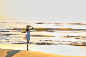 夕焼けの海を眺める彼女