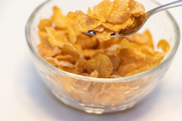 コーンフレークをスプーンですくう
