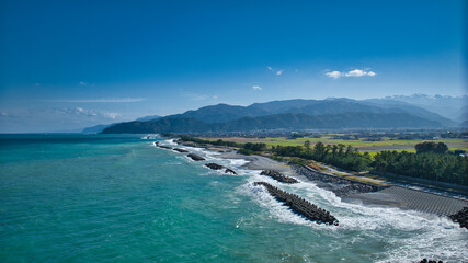 秋も深まってきた富山県東部下新川海岸沿岸の離岸堤と波の様子