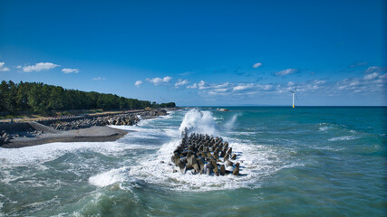 秋も深まってきた富山県東部下新川海岸沿岸の離岸堤と波の様子